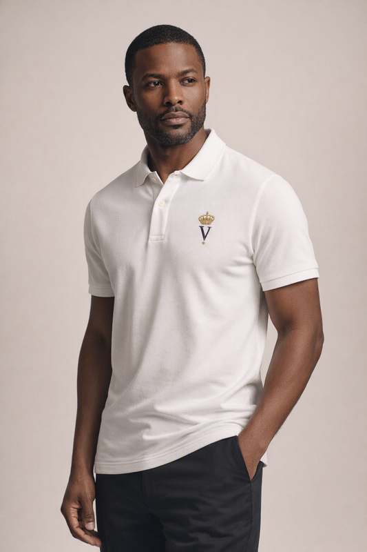 Polo blanc piqué premium homme VÉNÉRABLE SON ALTESSE Impérial — porté par un mannequin