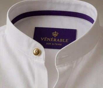 Chemise SON ALTESSE – Édition MAO — col mandarin, passepoil violet et étiquette VÉNÉRABLE. Maison VÉNÉRABLE.