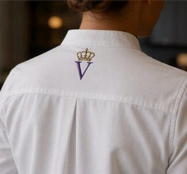 Chemise SON ALTESSE – Édition MAO — vue de dos, monogramme V couronné brodé entre les épaules. Maison VÉNÉRABLE.