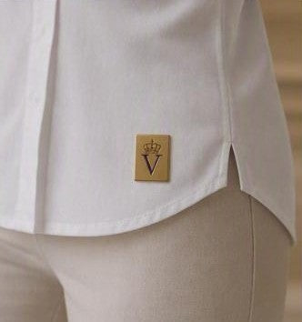 Chemise SON ALTESSE – Édition MAO — poignet et étiquette dorée au monogramme. Maison VÉNÉRABLE.