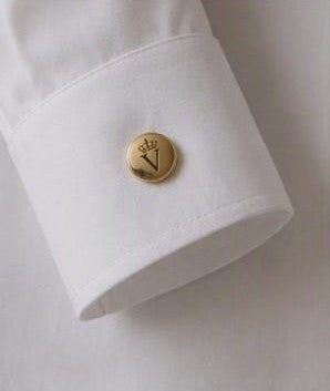 Chemise SON ALTESSE – Édition MAO — bouton nacré gravé du V couronné. Maison VÉNÉRABLE.