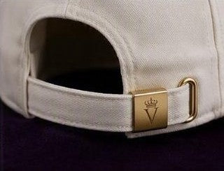 Casquette SON ALTESSE – Blanc Impérial — fermeture arrière ajustable à boucle dorée gravée. Maison VÉNÉRABLE.