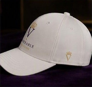 Casquette SON ALTESSE – Blanc Impérial — casquette de profil, visière courbée. Maison VÉNÉRABLE.