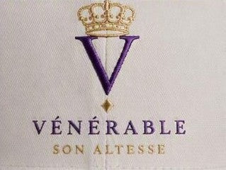 Casquette SON ALTESSE – Blanc Impérial — monogramme V couronné brodé sur le panneau avant. Maison VÉNÉRABLE.