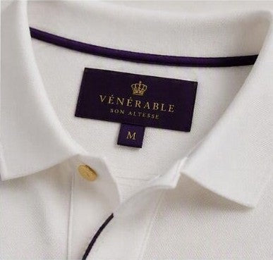Polo SON ALTESSE – Impérial — col du polo et étiquette violette VÉNÉRABLE SON ALTESSE. Maison VÉNÉRABLE.