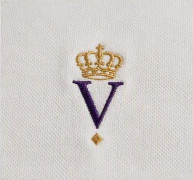 Polo SON ALTESSE – Impérial — présentation du polo blanc et de son écrin violet. Maison VÉNÉRABLE.