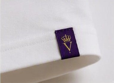 T-shirt SON ALTESSE – Édition Impérial — étiquette violette au monogramme cousue sur la manche. Maison VÉNÉRABLE.