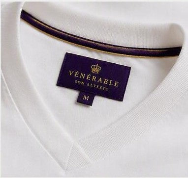 T-shirt SON ALTESSE – Édition Impérial — encolure et étiquette violette VÉNÉRABLE SON ALTESSE. Maison VÉNÉRABLE.
