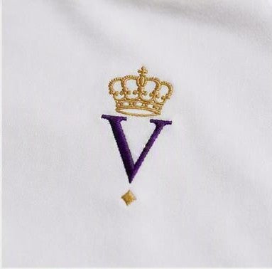 T-shirt SON ALTESSE – Édition Impérial — monogramme V couronné brodé violet et or, en gros plan. Maison VÉNÉRABLE.