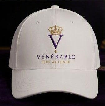Casquette SON ALTESSE – Blanc Impérial — casquette de face, monogramme et wordmark brodés. Maison VÉNÉRABLE.