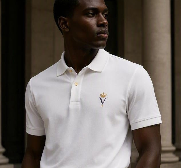 Polo SON ALTESSE – Impérial — porté, col polo blanc et monogramme V couronné brodé. Maison VÉNÉRABLE.