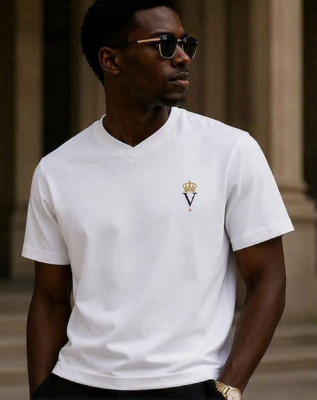 T-shirt SON ALTESSE – Édition Impérial — porté, col en V et monogramme brodé sur la poitrine. Maison VÉNÉRABLE.