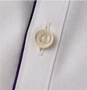 Chemise SON ALTESSE – Édition Exécutive — bouton nacré gravé et passepoil violet de la patte. Maison VÉNÉRABLE.