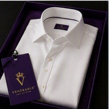 Chemise SON ALTESSE – Édition Exécutive — chemise pliée dans son écrin violet avec étiquette. Maison VÉNÉRABLE.