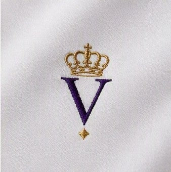 Chemise SON ALTESSE – Édition Exécutive — chemise pliée dans son écrin violet avec étiquette. Maison VÉNÉRABLE.