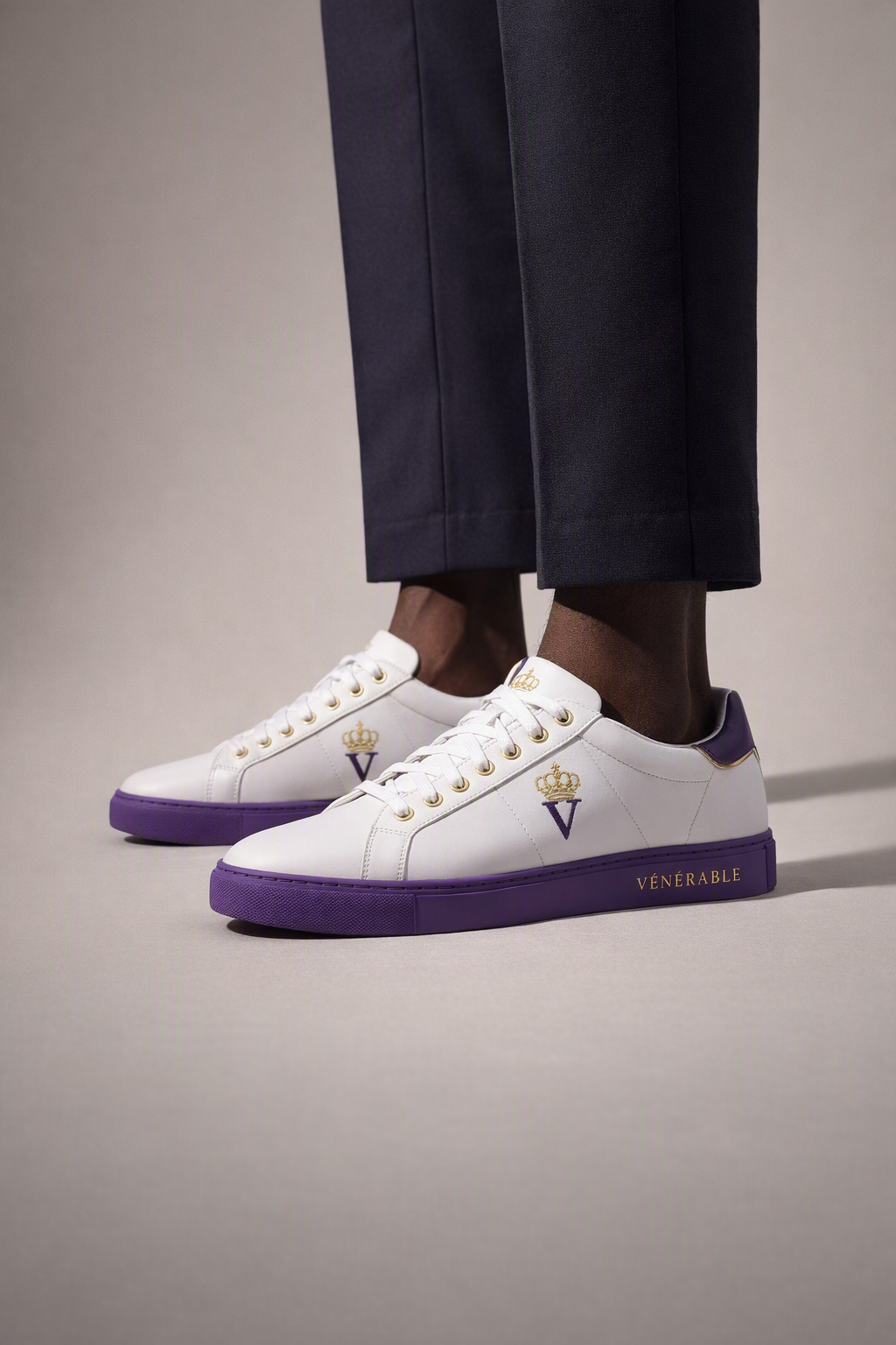 Baskets cuir premium blanches VÉNÉRABLE SON ALTESSE — portées par un mannequin