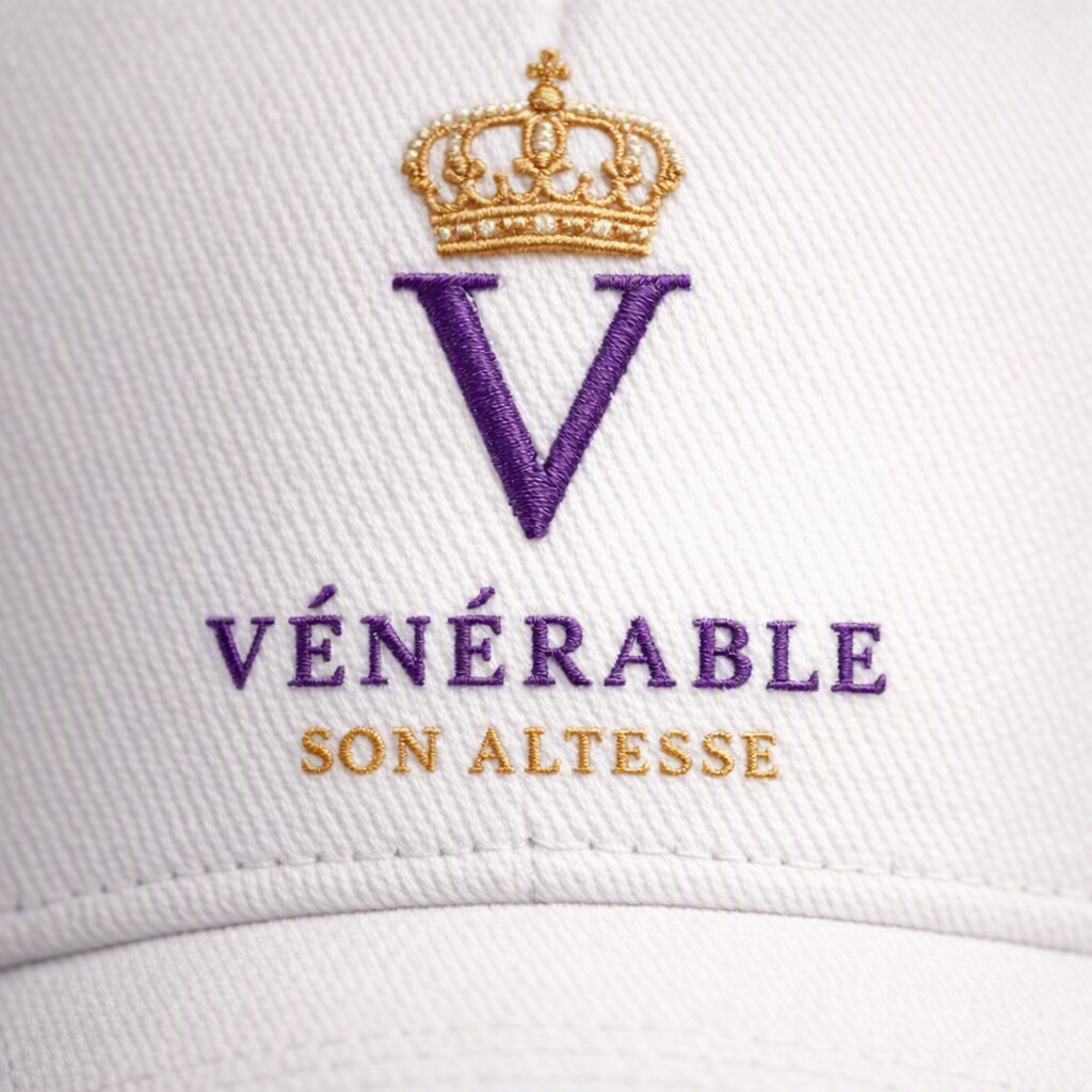 Casquette blanche brodée premium VÉNÉRABLE SON ALTESSE Blanc Impérial — détail broderie couronne dorée