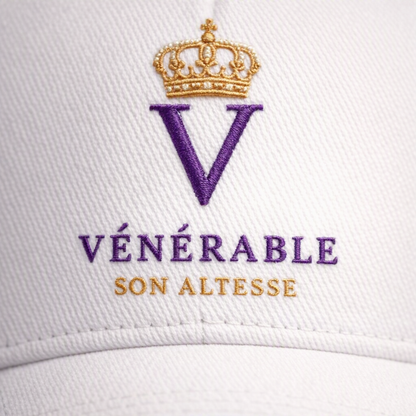 Casquette blanche brodée premium VÉNÉRABLE SON ALTESSE Blanc Impérial — détail broderie couronne dorée
