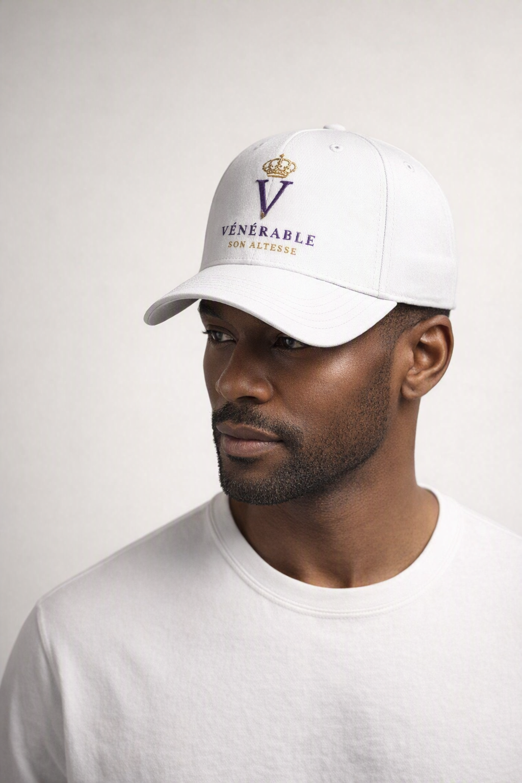 Casquette blanche brodée premium VÉNÉRABLE SON ALTESSE Blanc Impérial — porté par un mannequin
