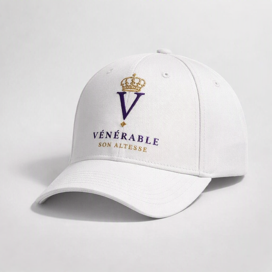 Casquette blanche brodée premium VÉNÉRABLE SON ALTESSE Blanc Impérial — packshot studio