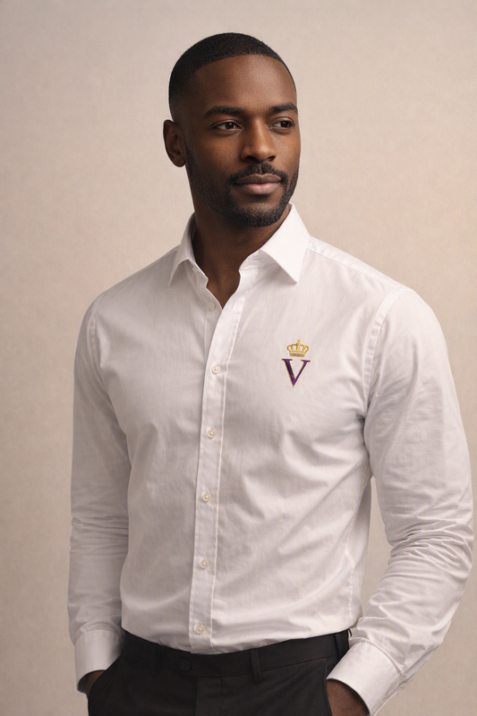 Chemise blanche premium homme col italien VÉNÉRABLE SON ALTESSE Édition Exécutive — porté par un mannequin