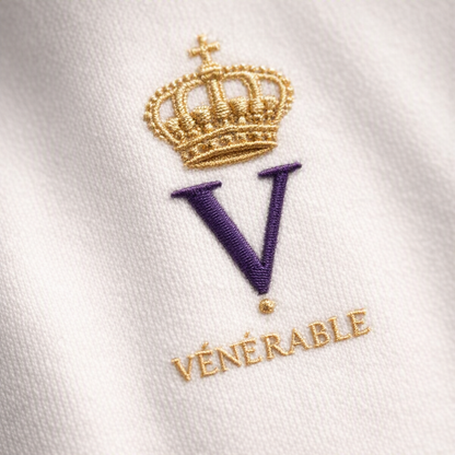T-shirt col V premium homme coton VÉNÉRABLE SON ALTESSE Édition Impérial — détail broderie couronne dorée