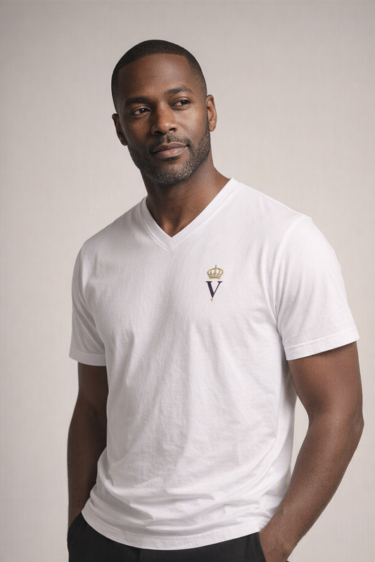 T-shirt col V premium homme coton VÉNÉRABLE SON ALTESSE Édition Impérial — porté par un mannequin