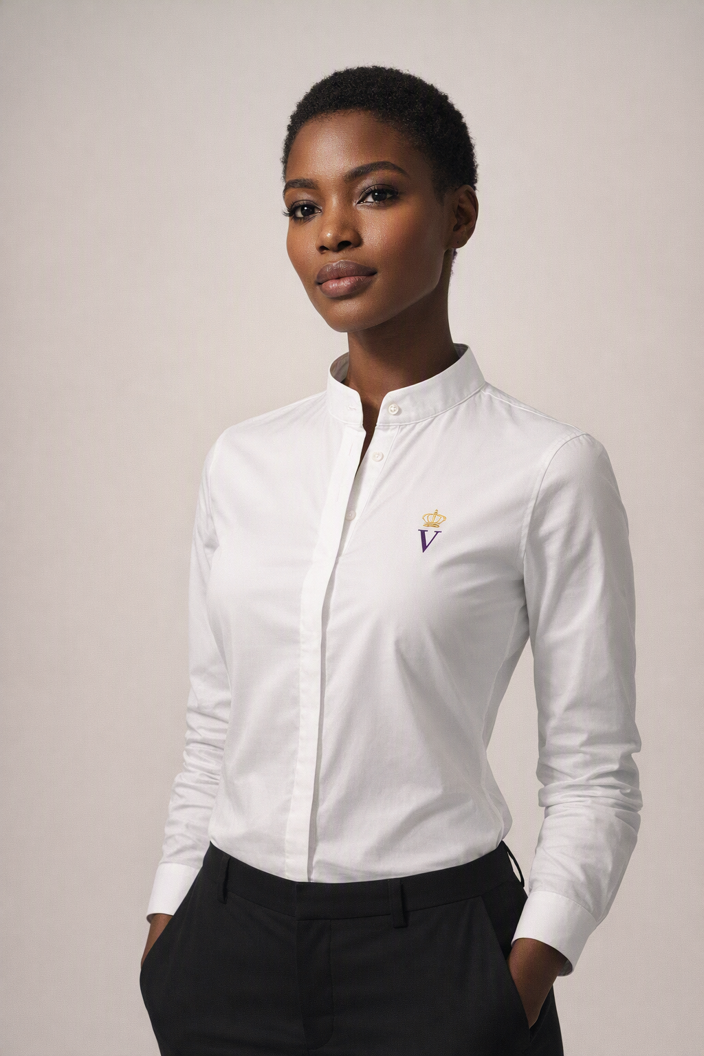 Chemise col mao premium femme coton VÉNÉRABLE SON ALTESSE Édition MAO — portée par un mannequin