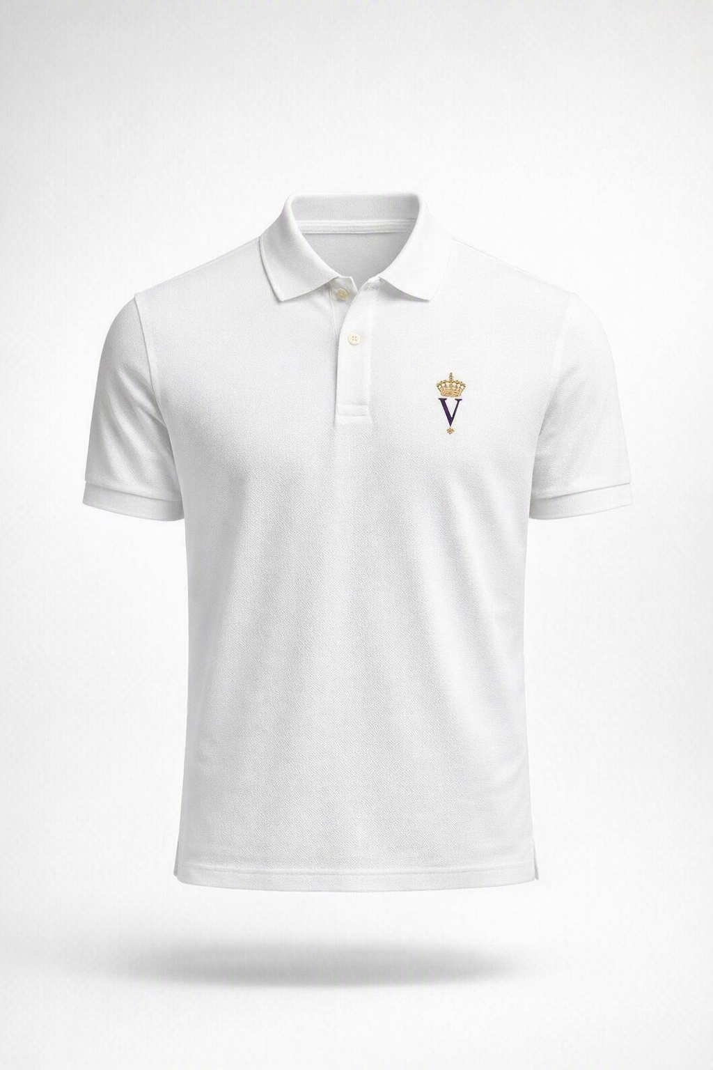 Polo blanc piqué premium homme VÉNÉRABLE SON ALTESSE Impérial — packshot studio