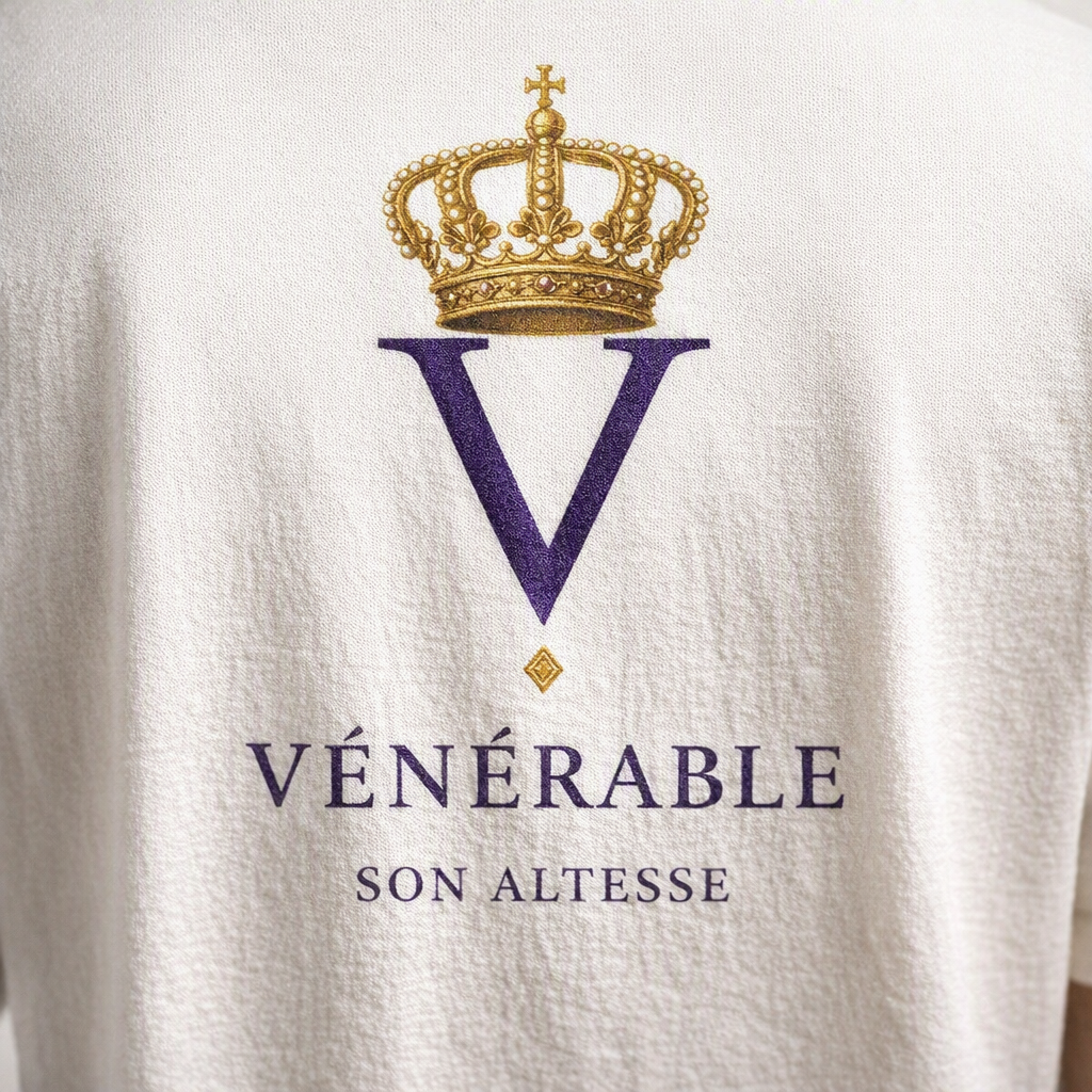 T-shirt logo dos premium coton VÉNÉRABLE SON ALTESSE Édition Royale — détail broderie couronne dorée