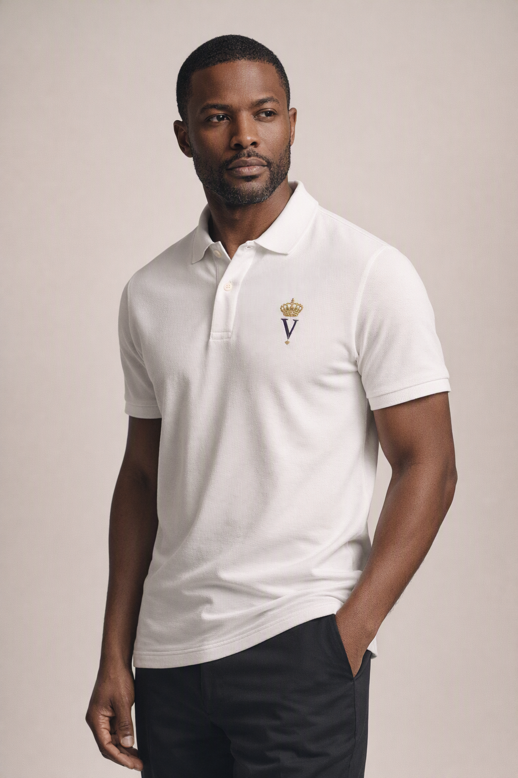 Polo blanc piqué premium homme VÉNÉRABLE SON ALTESSE Impérial — porté par un mannequin