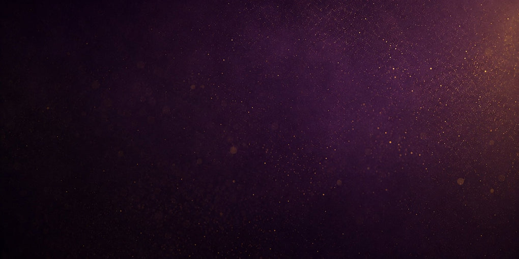 Fond violet profond et poussière d'or, univers de la Maison VÉNÉRABLE